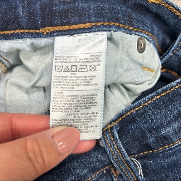 Old Navy Curvy Profile Mid-Rise Denim Jeans - Picture 5 of 7